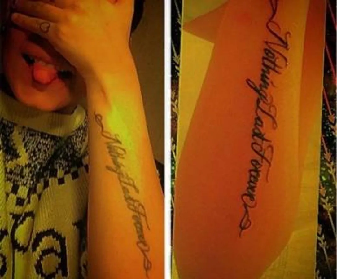 Gloria Camila. La hija de José Ortega Cano se tatuó en su brazo la frase «Nothing last forever», sin embargo a la frase le falta una ‘s’ al final de ‘last’ para que realmente significase lo que ella quería: «Nada dura para siempre»