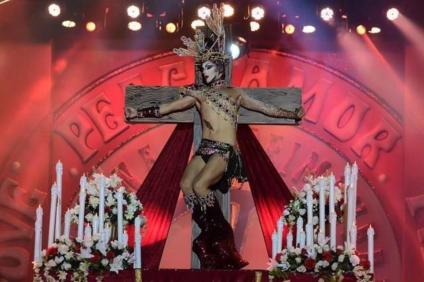 Un Drag Queen se mofa de la Iglesia católica en los carnavales de Canarias en febrero del año pasado. 