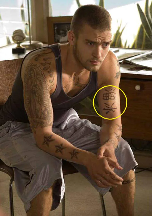 Justin Timberlake. Este tatuaje chino es su bíceps izquierdo es falso, puesto que se lo pintaron para su personaje en la película «Alpha Dogs». No es un error gramatical pero en ese idioma significa «patinaje sobre hielo», algo que no tiene demasiado sentido