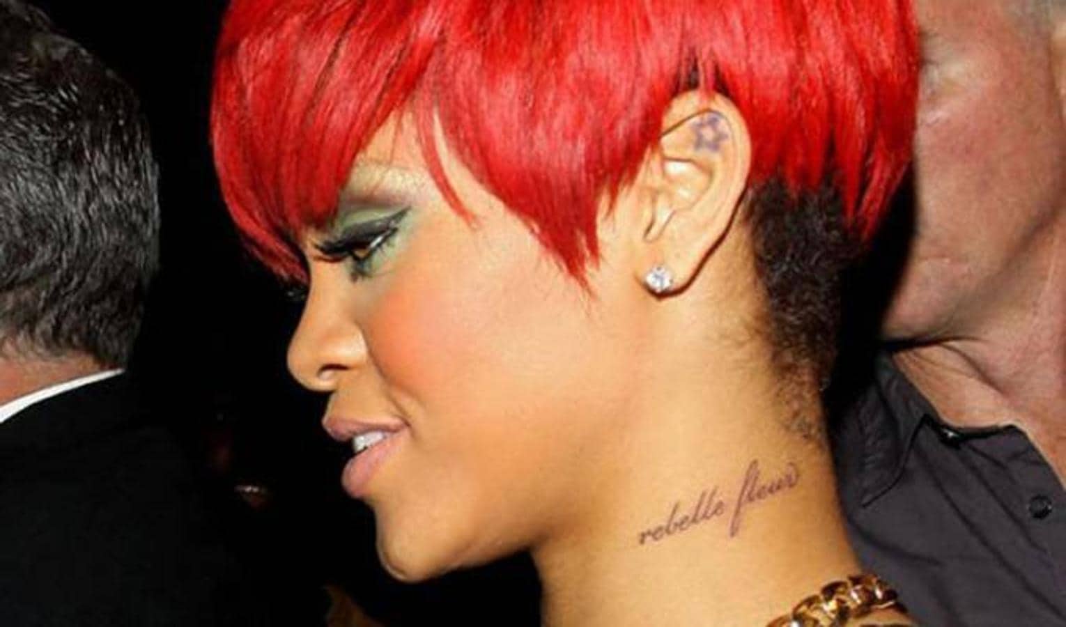 Rihanna. La cantante norteamericana, tiene tatuada en el cuello la frase «Rebelle Fleur», lo que al traducirse del francés de forma literal sería «Flor rebelde». El detalle es que, en este idioma, dicha frase no tiene ningún sentido