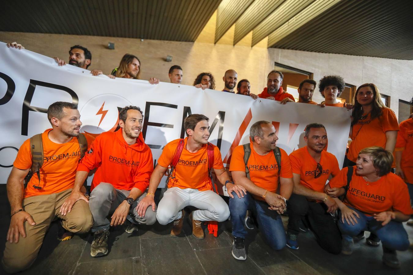 En imágenes, los bomberos absueltos en Grecia llegan a Sevilla