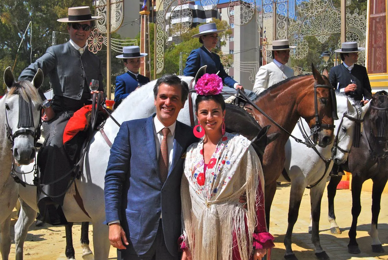 Tomás Morenés -a caballo-, Alberto García de Luján y María Alvear