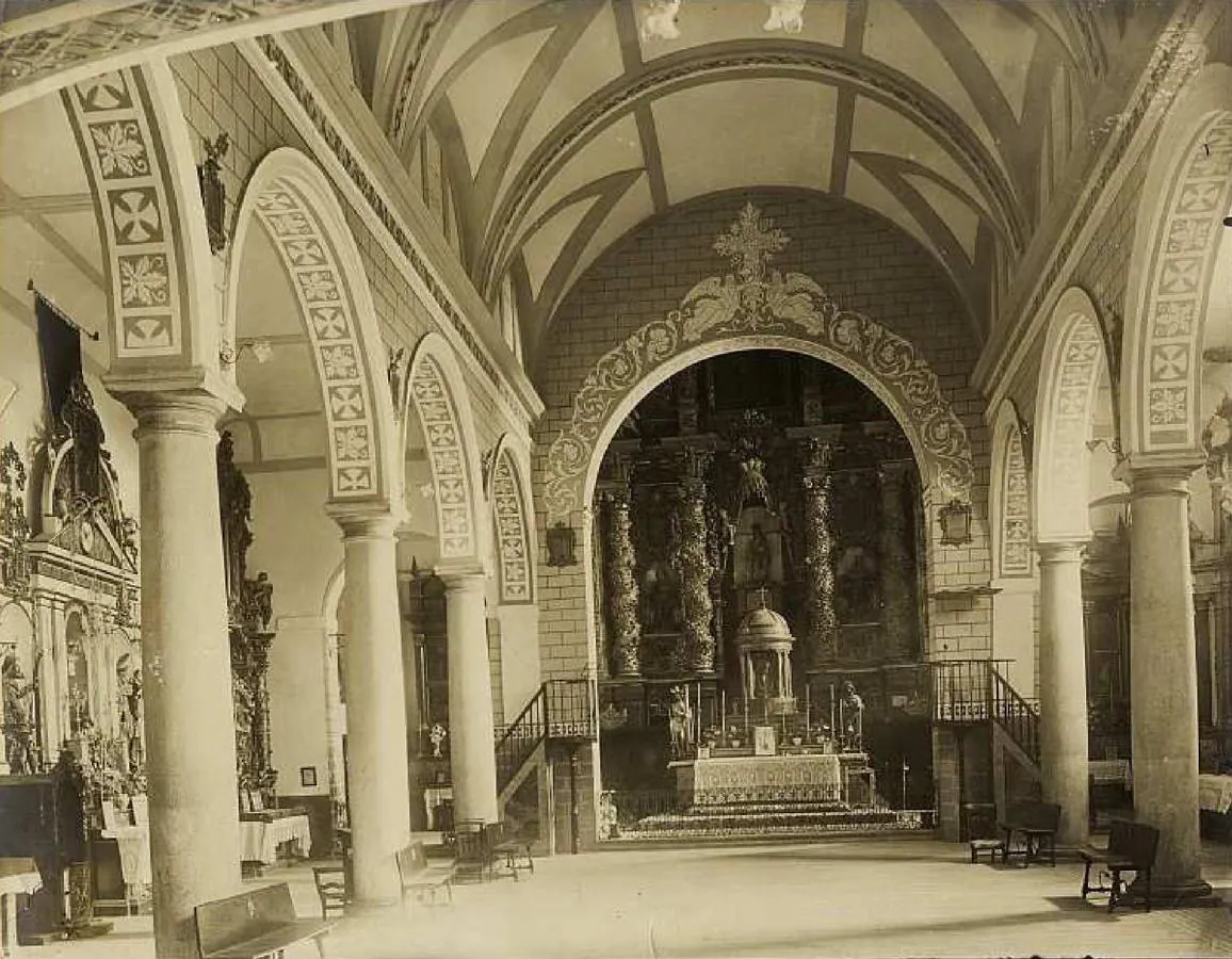 Interior de la iglesia de la Magdalena en una fotografía de Linares hacia 1915. Archivo Municipal de Toledo. 