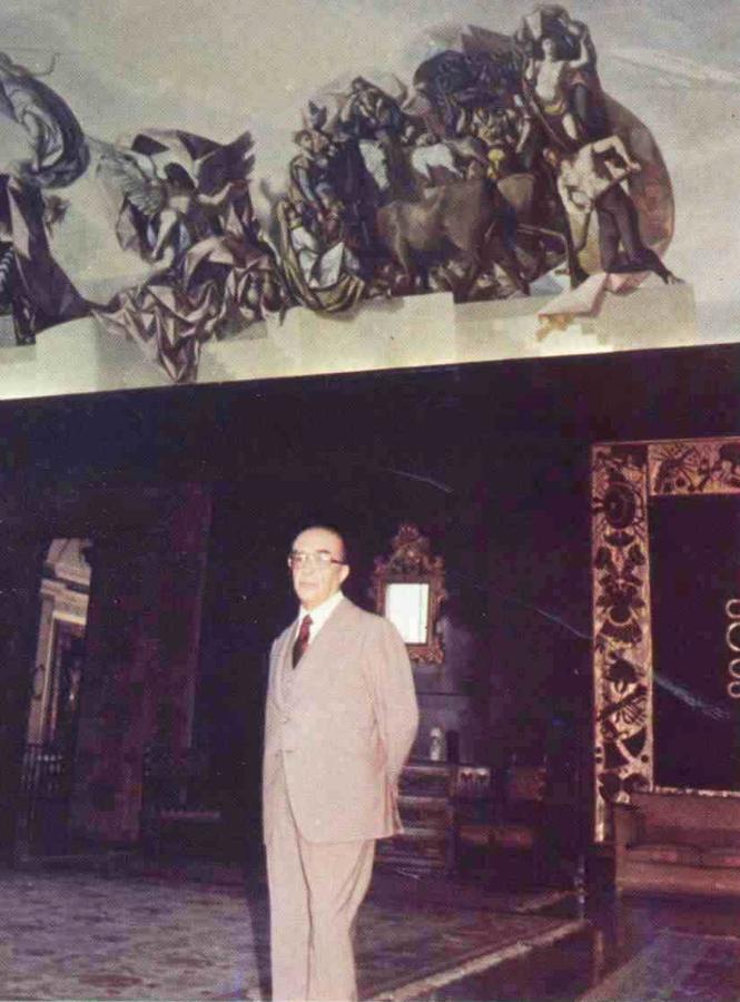 Pardo Galindo ante su obra para el Ejército del Aire en el Salón de Honor en 1981. Revista de Aeronáutica y astronáutica. 