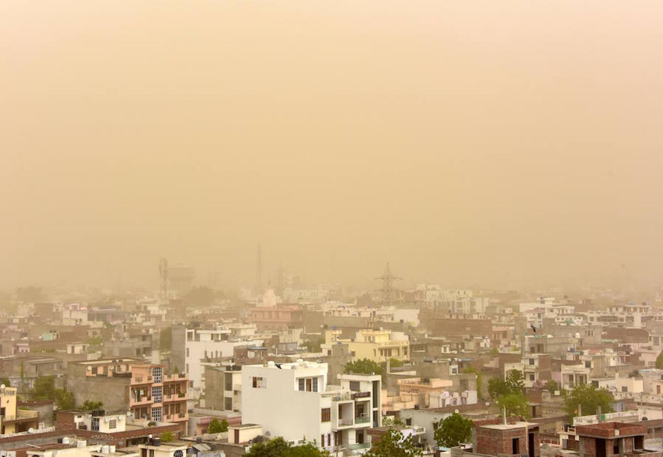 Vista aérea de Jaipur durante la tormenta de arena. 
