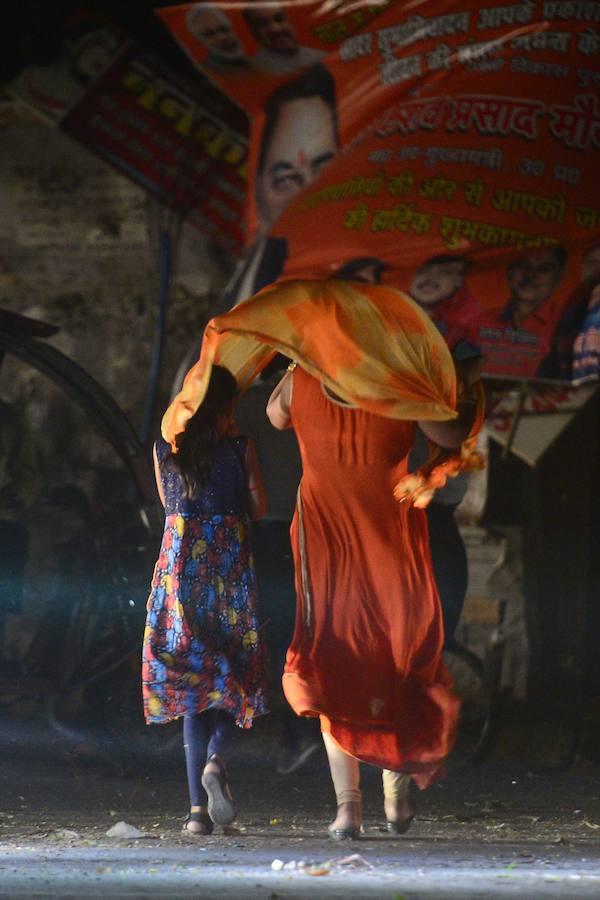 Personas cubriéndose en Allahabad durante la tormenta de arena. 
