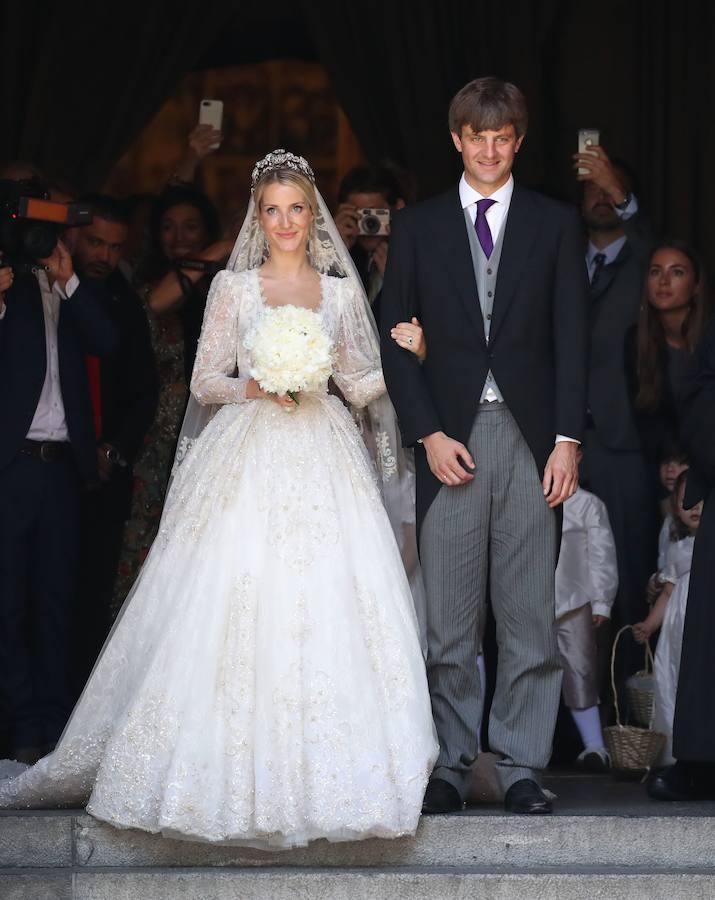 Ekaterina de Hannover. La esposa de Ernesto Augusto de Hannover confió en su amiga Sandra Mansour para diseñare hasta tres vestidos, que luciría en las diferentes ceremonias de su boda. Sin duda, el más recordado es el de la ceremonia religiosa, un elaborado vestido hecho a mano de encaje chantillyl y pedrería, inspirado en su Rusia natal