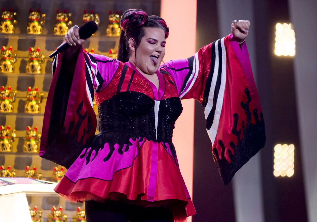 Pese a que se alzó como firme vencedora de Eurovisión, Netta Barzilai, representante de Israel, su estilismo no fue de lo más acertado. Lució como una geisha con un kimono de llamativos colores que no le favorecía en absoluto. 