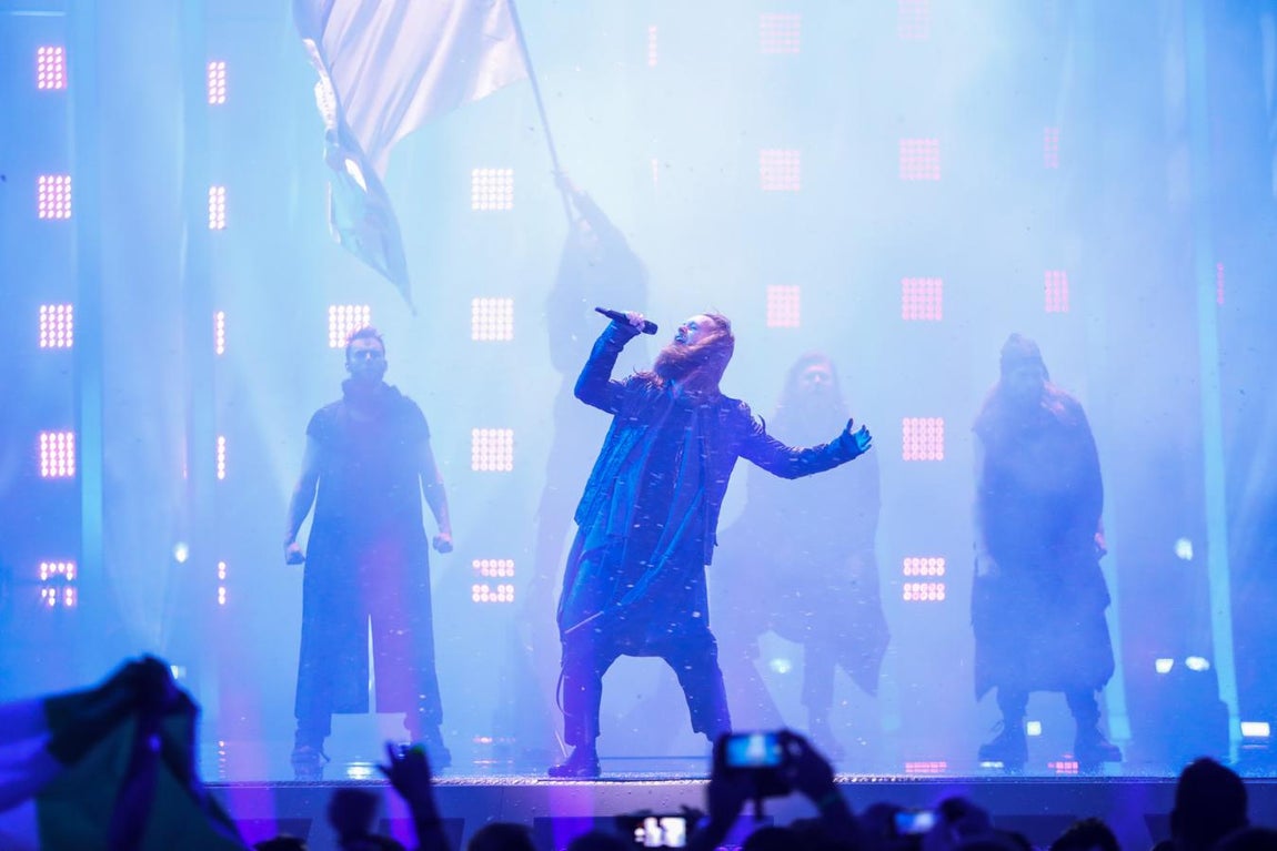 Comentado también fue el «look» del representante de Dinamarca, Rasmussen. Se decantó por un estilismo de los más místico, ataviado de negro de la cabeza a los pies. 