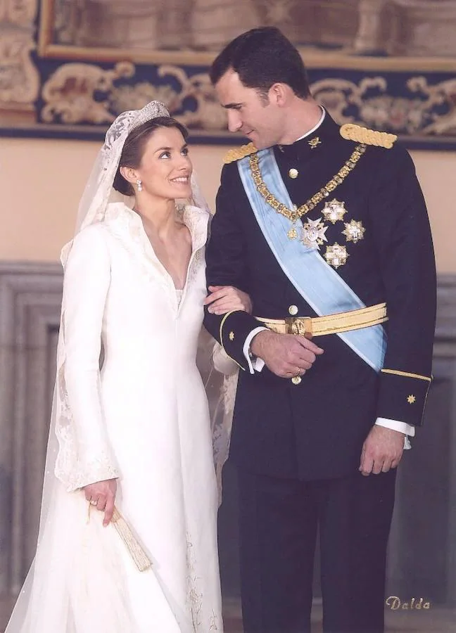 Reina Letizia. Manuel Pertegaz firma el vestido que Doña Letizia escogió para su boda. Se trata de un diseño de manga larga, escote en pico, cuello carola y una cola de más de cuatro metros cuyos bordados, como los del resto del vestido, estaban hechos a mano