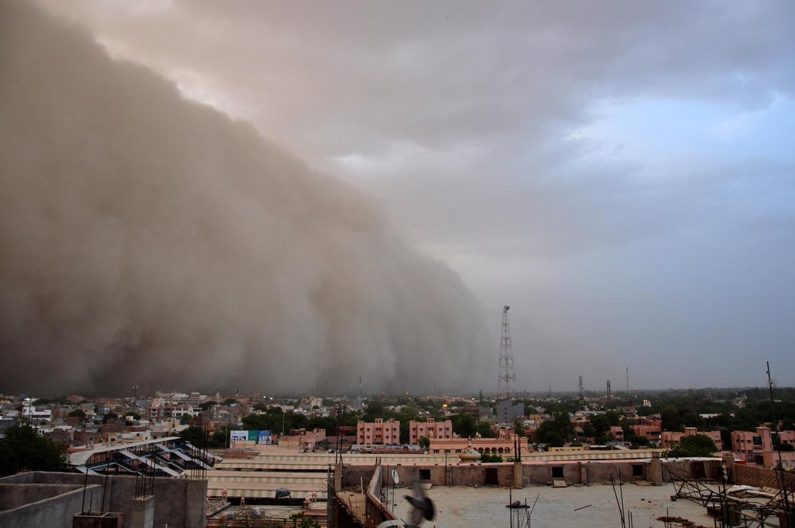 Una tormenta de polvo se acumula sobre Bikanes (India). 