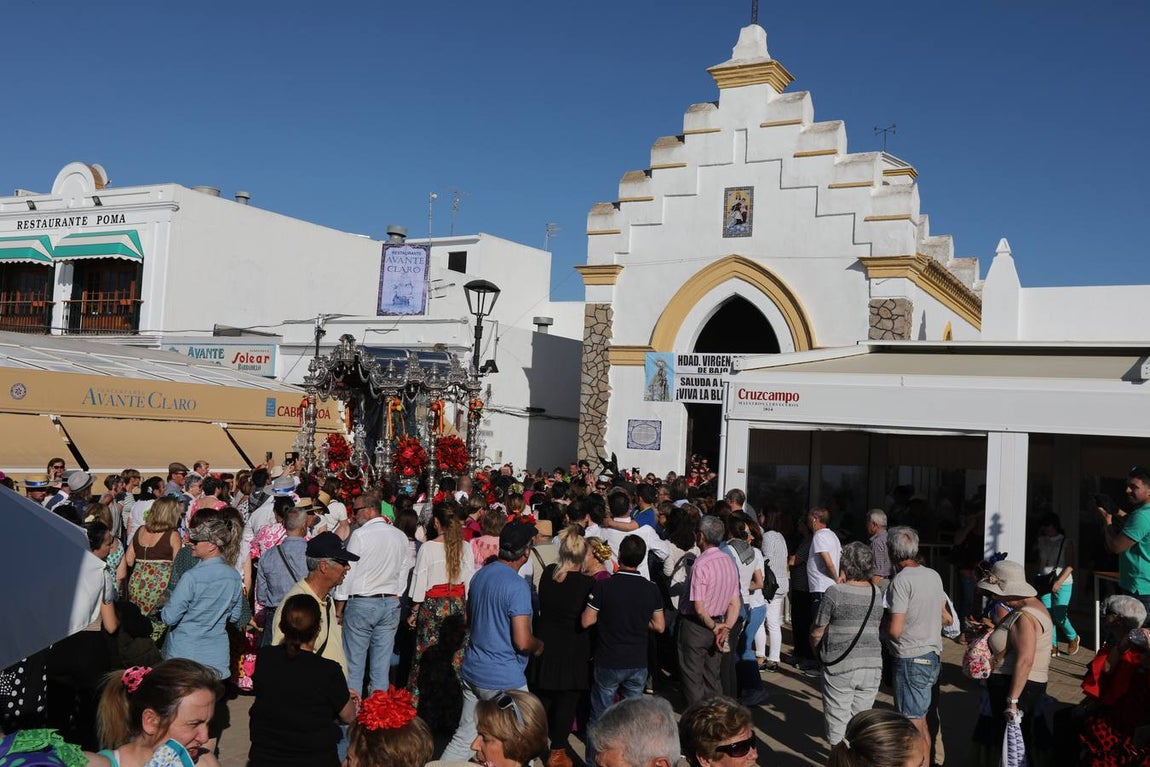 Fotos: La Hermandad de Cádiz cruza el río Guadalquivir