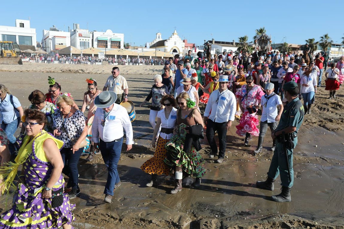 Fotos: La Hermandad de Cádiz cruza el río Guadalquivir
