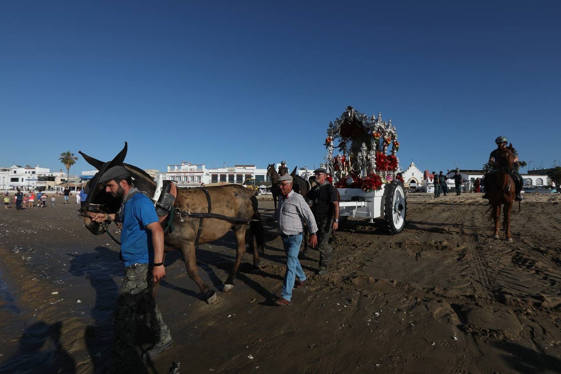 Fotos: La Hermandad de Cádiz cruza el río Guadalquivir