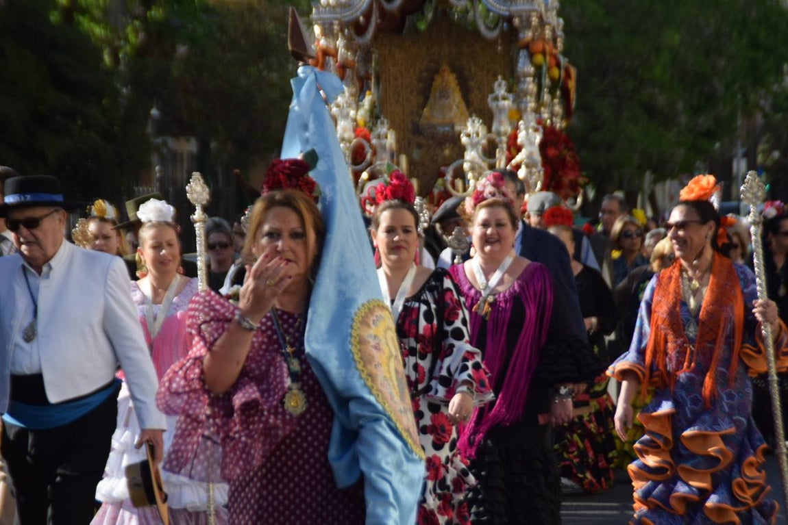 La hermandad del Rocío de Cádiz inicia su camino hacia la Aldea