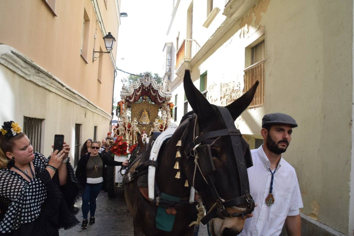 La hermandad del Rocío de Cádiz inicia su camino hacia la Aldea