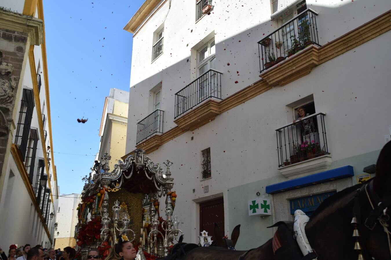 La hermandad del Rocío de Cádiz inicia su camino hacia la Aldea