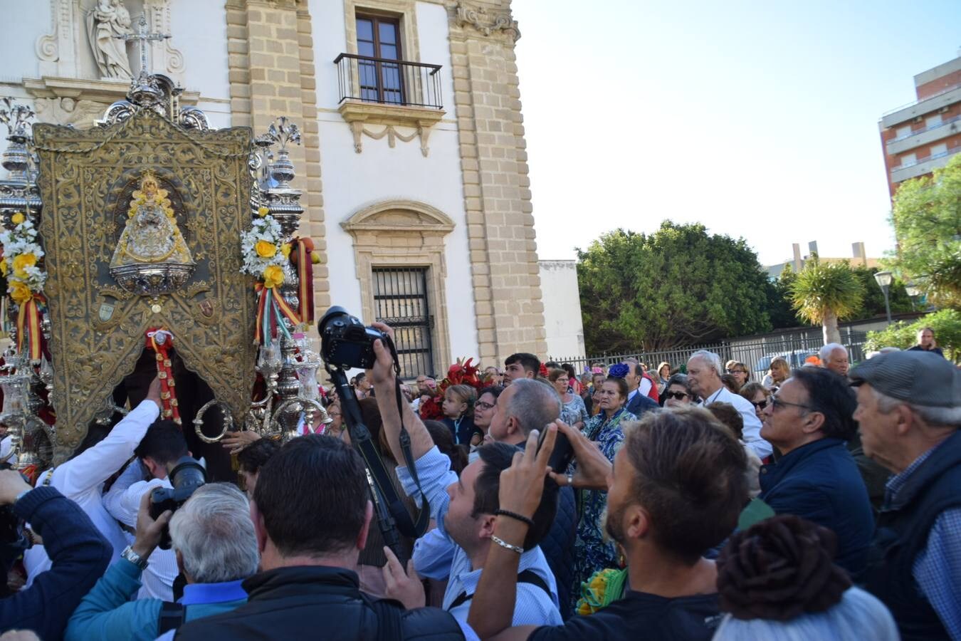 La hermandad del Rocío de Cádiz inicia su camino hacia la Aldea