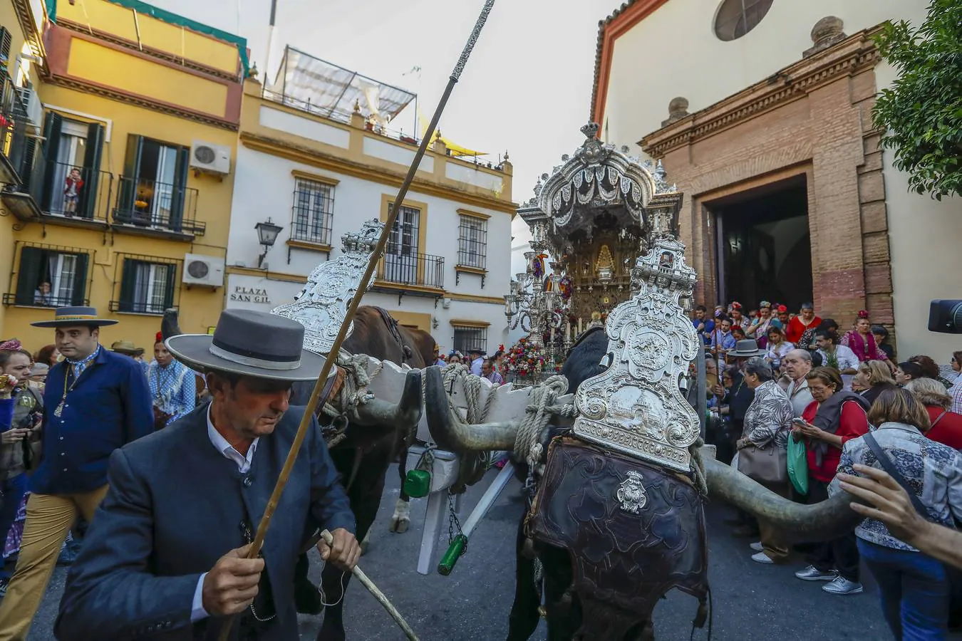 Rocío 2018 en Sevilla: salida de la hermandad de la Macarena