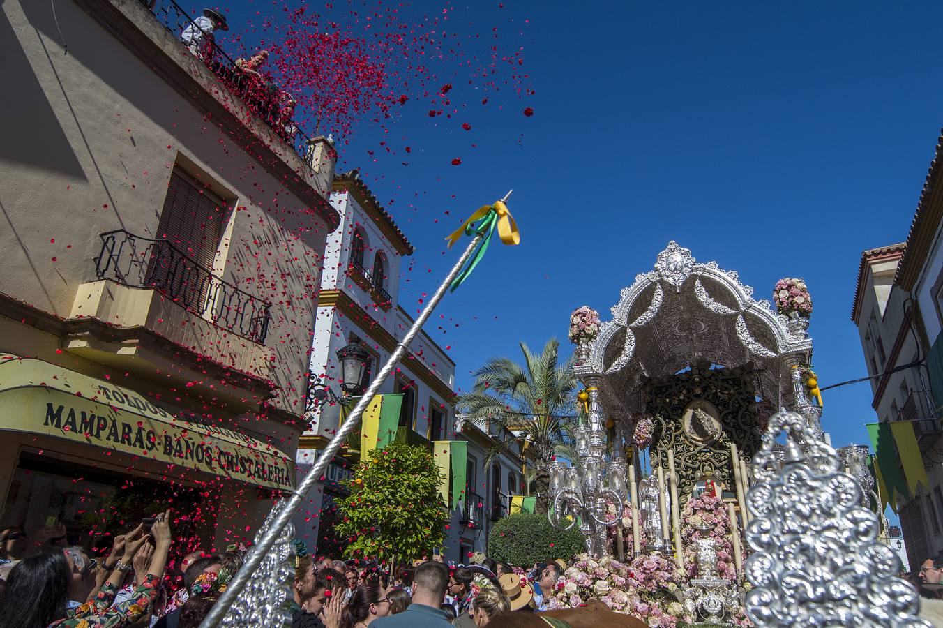 Imágenes del Rocío 2018 en Sevilla: salida de la hermandad de Gines