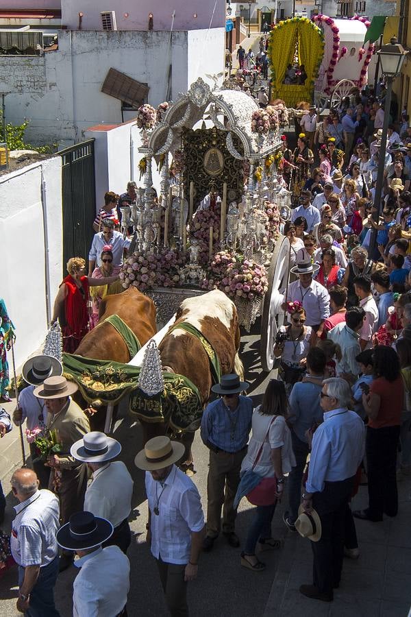 Imágenes del Rocío 2018 en Sevilla: salida de la hermandad de Gines