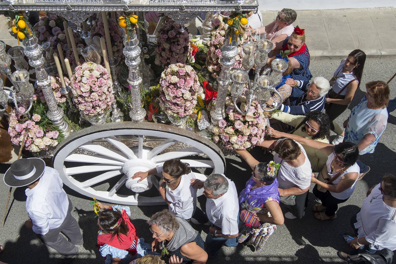 Imágenes del Rocío 2018 en Sevilla: salida de la hermandad de Gines