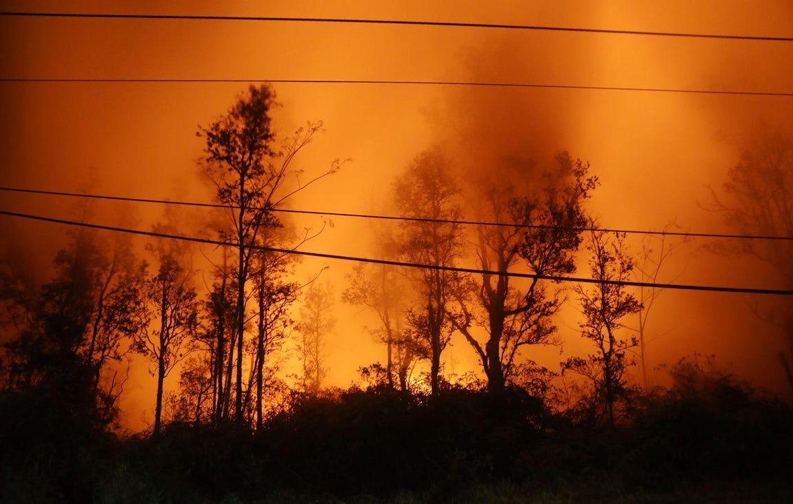 La lava ilumina los gases volcánicos del Kilauea en Hawái. 