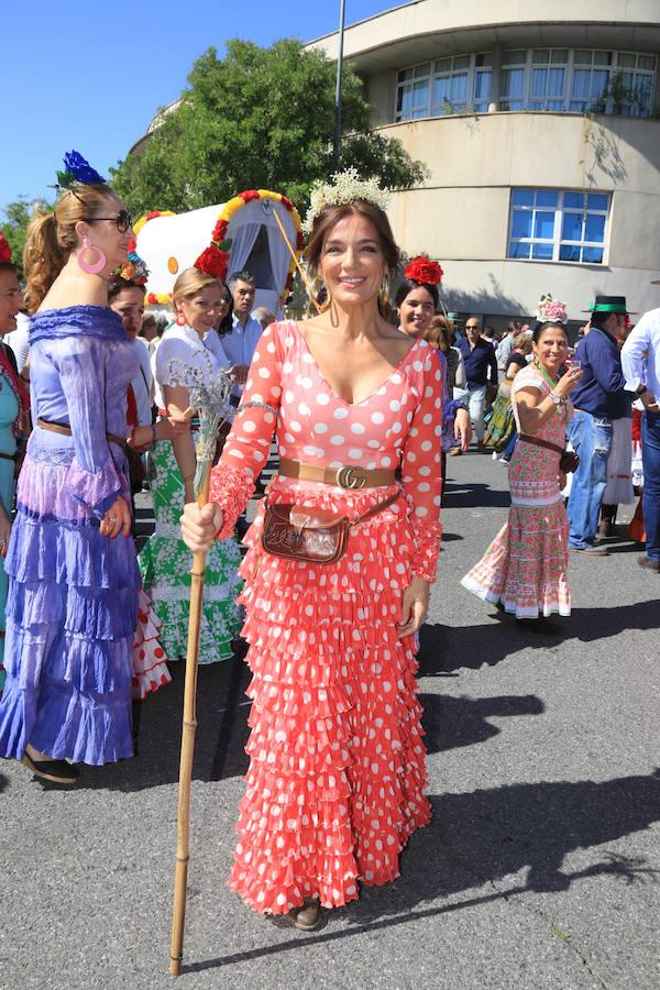 Raquel Bollo. La diseñadora es una habitual de El Rocío. Para esta peregrinación, ha elegido un vestido de flamenca en tono coral