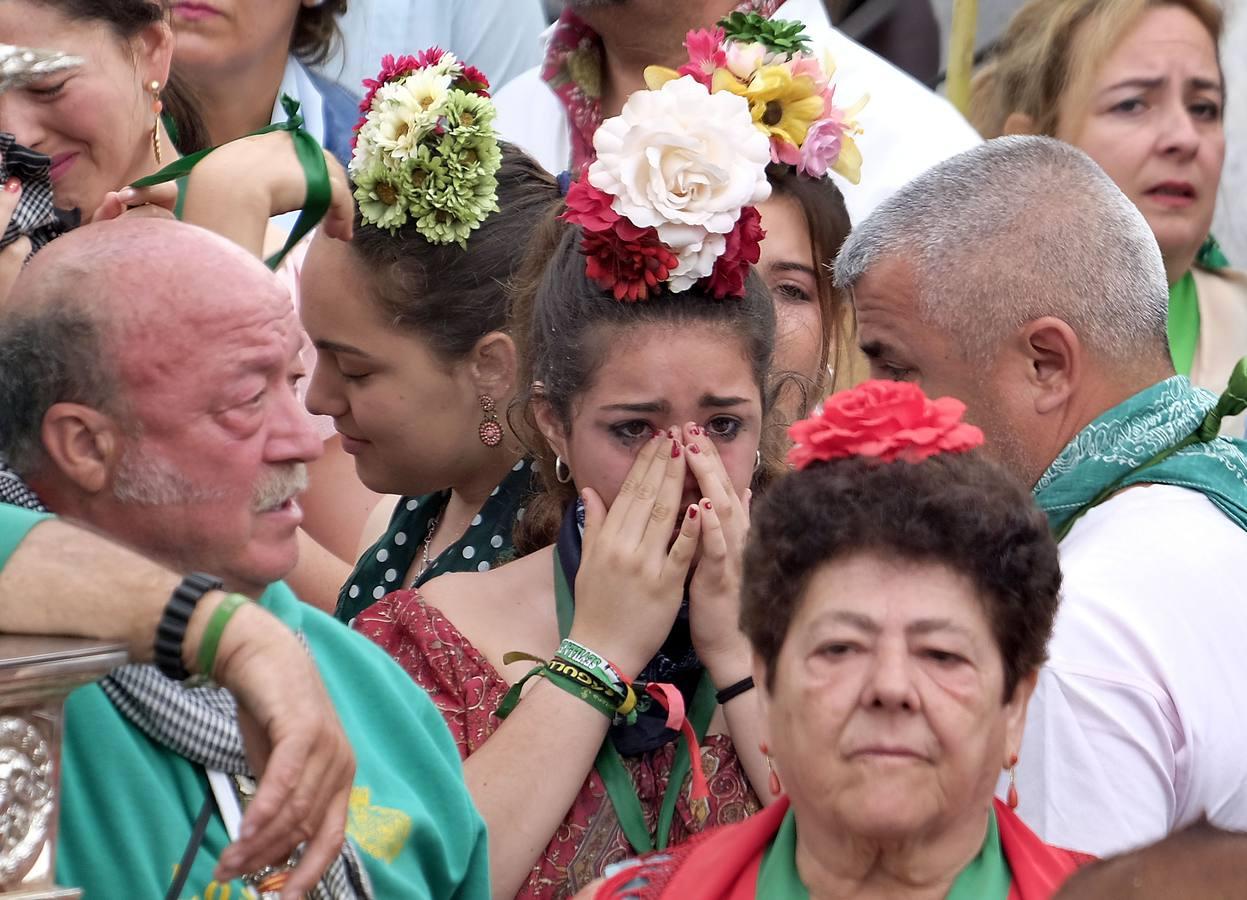 Las emociones afloran en Triana cuando llegan al Quema