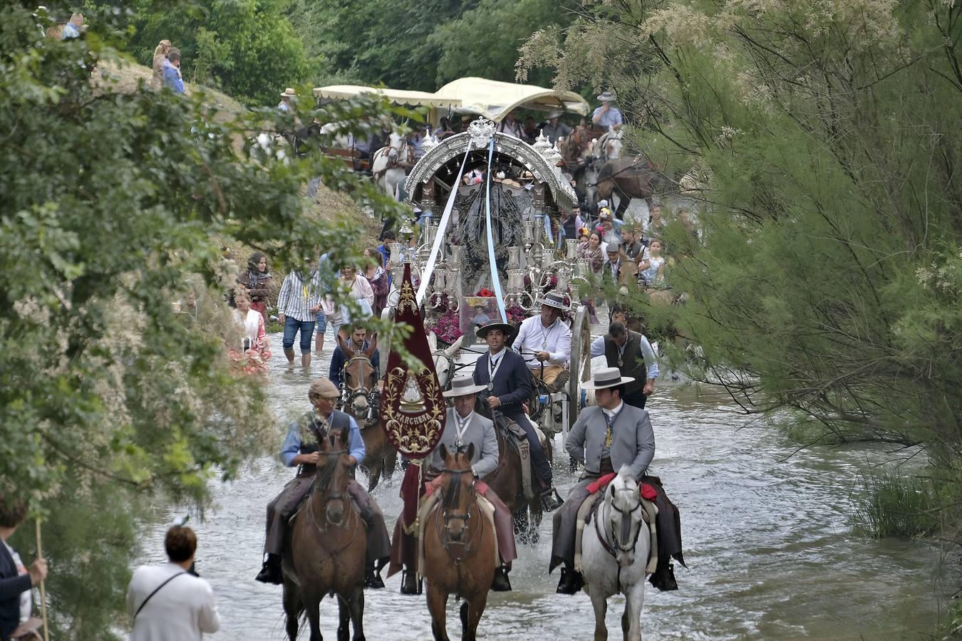 La hermandad de Osuna cruzando el Vado del Quema