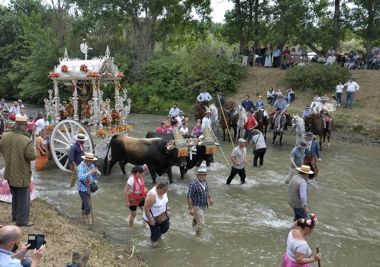 La hermanadad de Sevilla Sur cruzando el río Guadiamar por el Vado del Quema