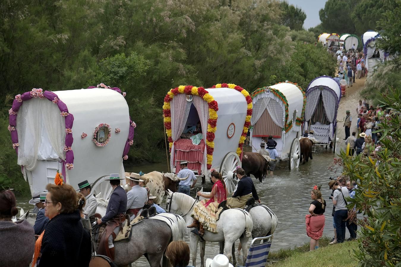 Las carretas de Triana cruzando el Quema