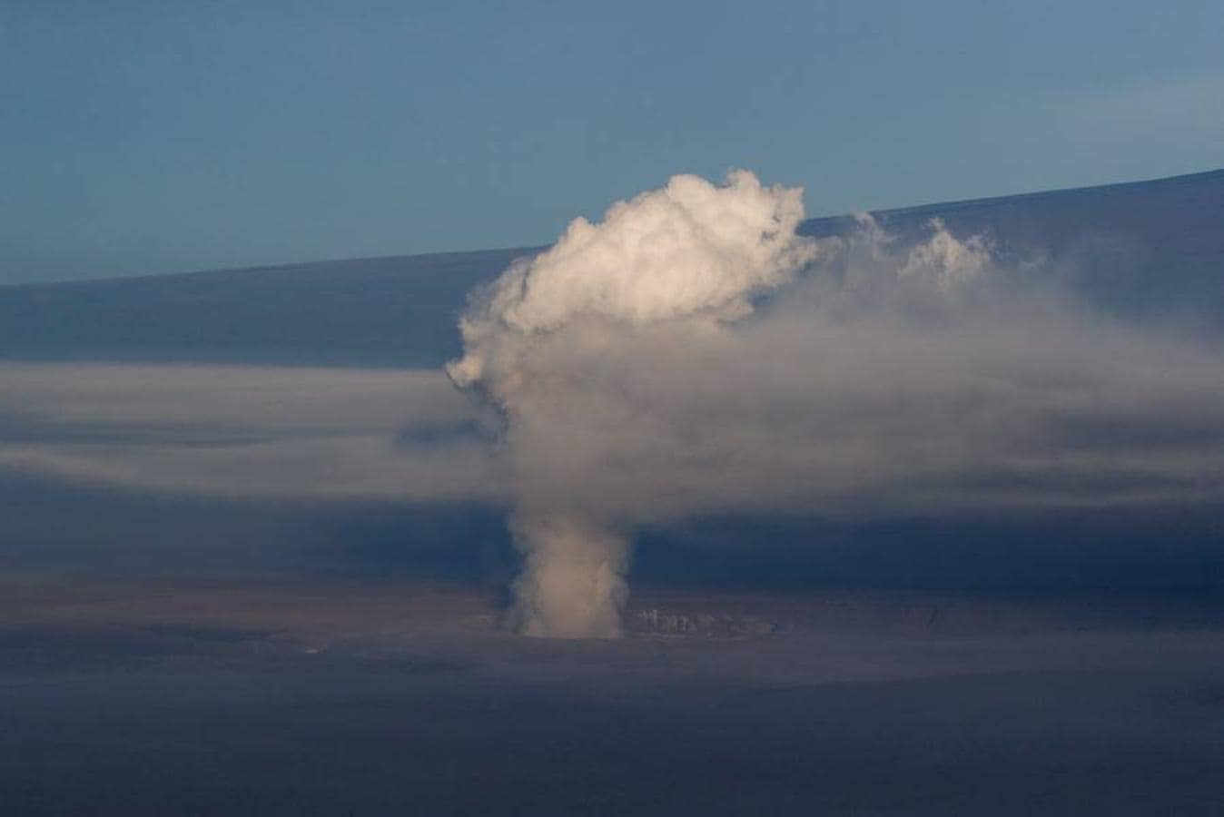Vista aérea del cráter del volcán Kilauea. 