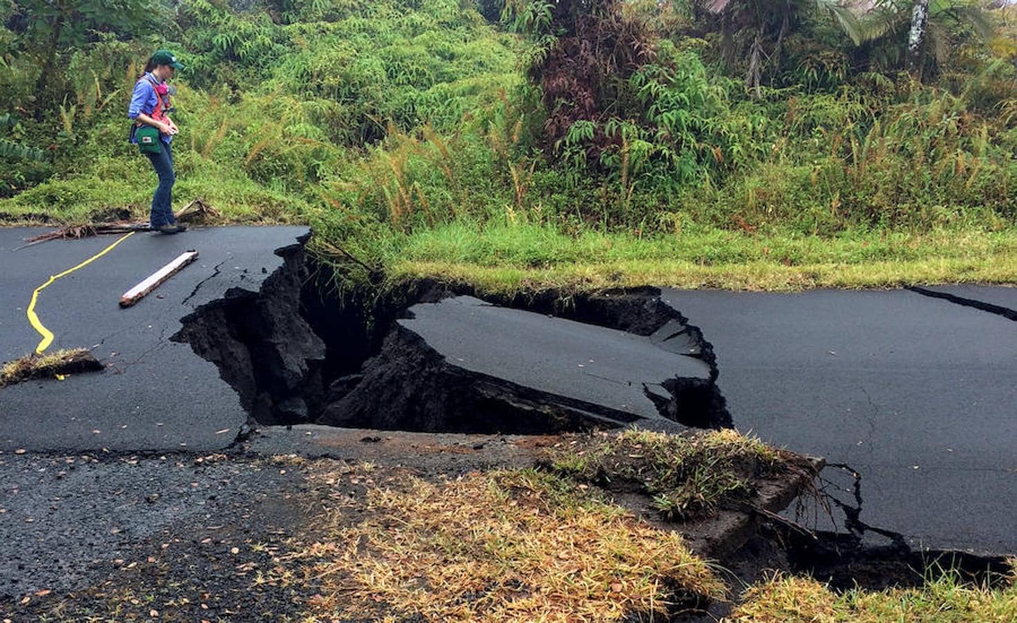 Los movimientos sísmicos que han seguido a la erupción del volcán están ocasionando daños en las carreteras aledañas. 