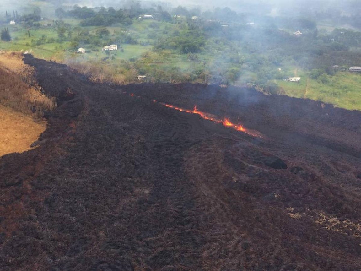 Los ríos de lava oscurecen el día con su ceniza pero iluminan las noches por su estado incandescente. 