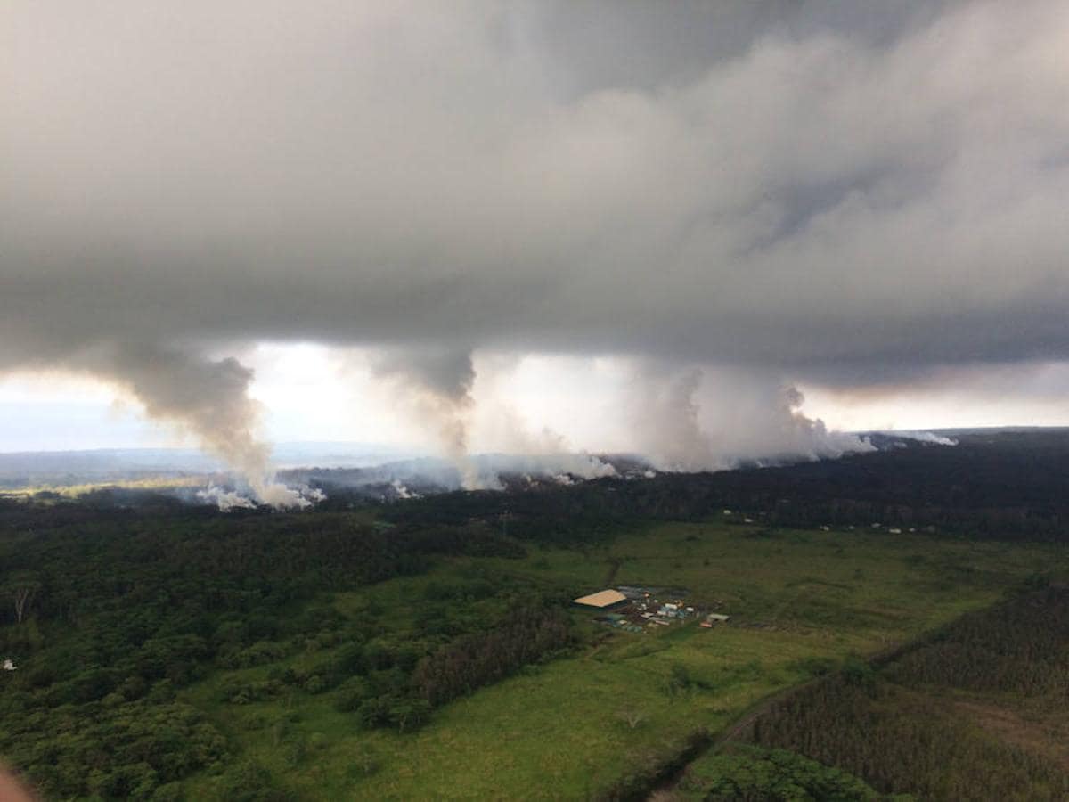 Vista aérea de algunos incendios provocados por la erupción del volcán Kilauea. 