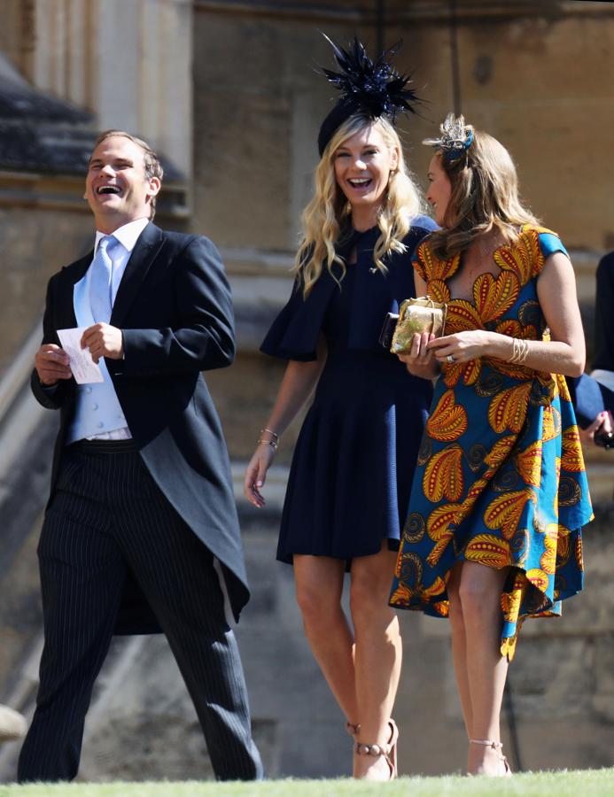 Chelsy Davy, la exnovia del Príncipe Harry, llegaba a la ceremonia con dos amigos. 