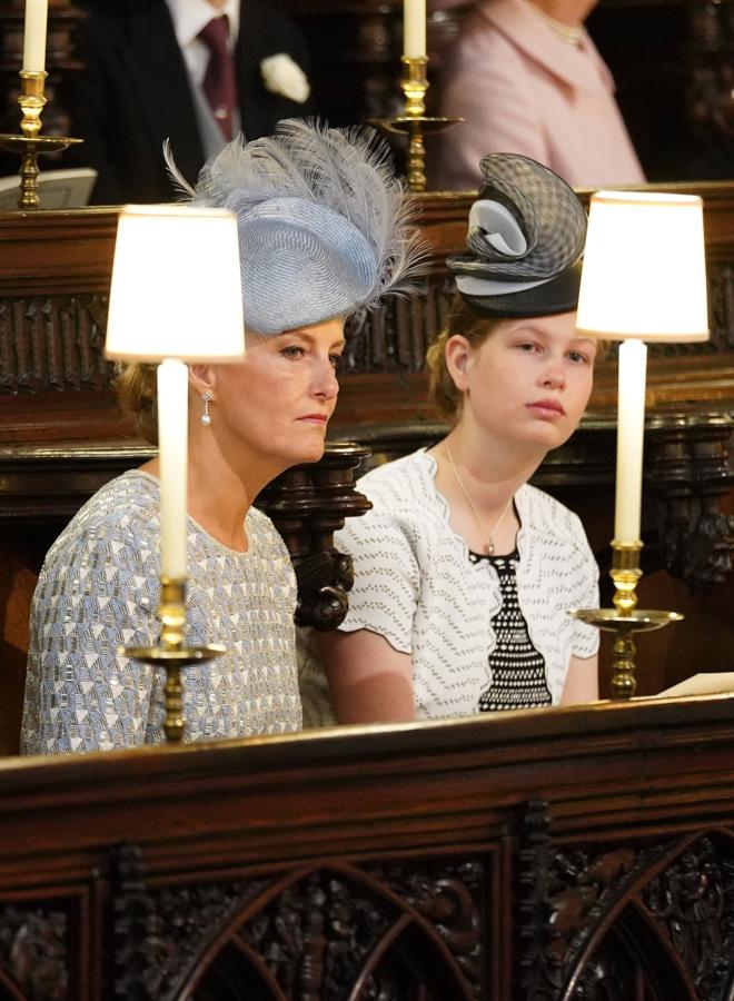 La Condesa de Wessex y Lady Louise Windsor sentados en la Capilla de San Jorge. 
