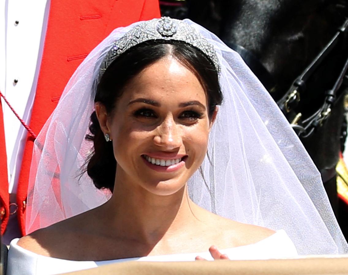 Según ha apuntado Pelayo Díaz en Televisión Española, Meghan pidió a la diseñadora que en su velo tenían que estar presentes 53 países, cada uno representado con una de sus flores típicas. Quizá esos 53 países sean los que componen la Commonwealth, así Meghan quería tener un detalle con la Reina Isabel II y el país que la acogido. 