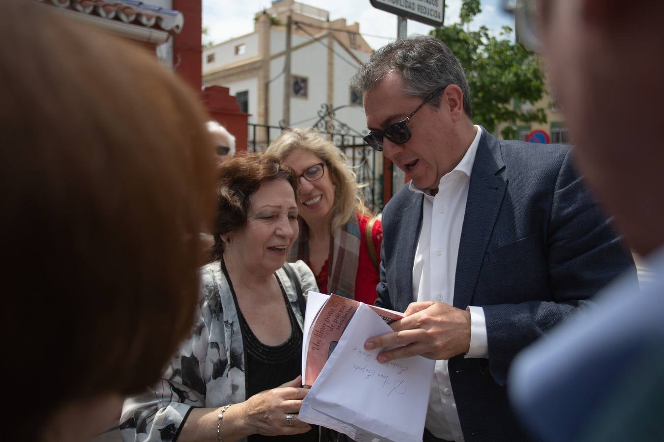 En imágenes: Sevilla homenajea a Amante Laffón con el descubrimiento de un azulejo en su nombre