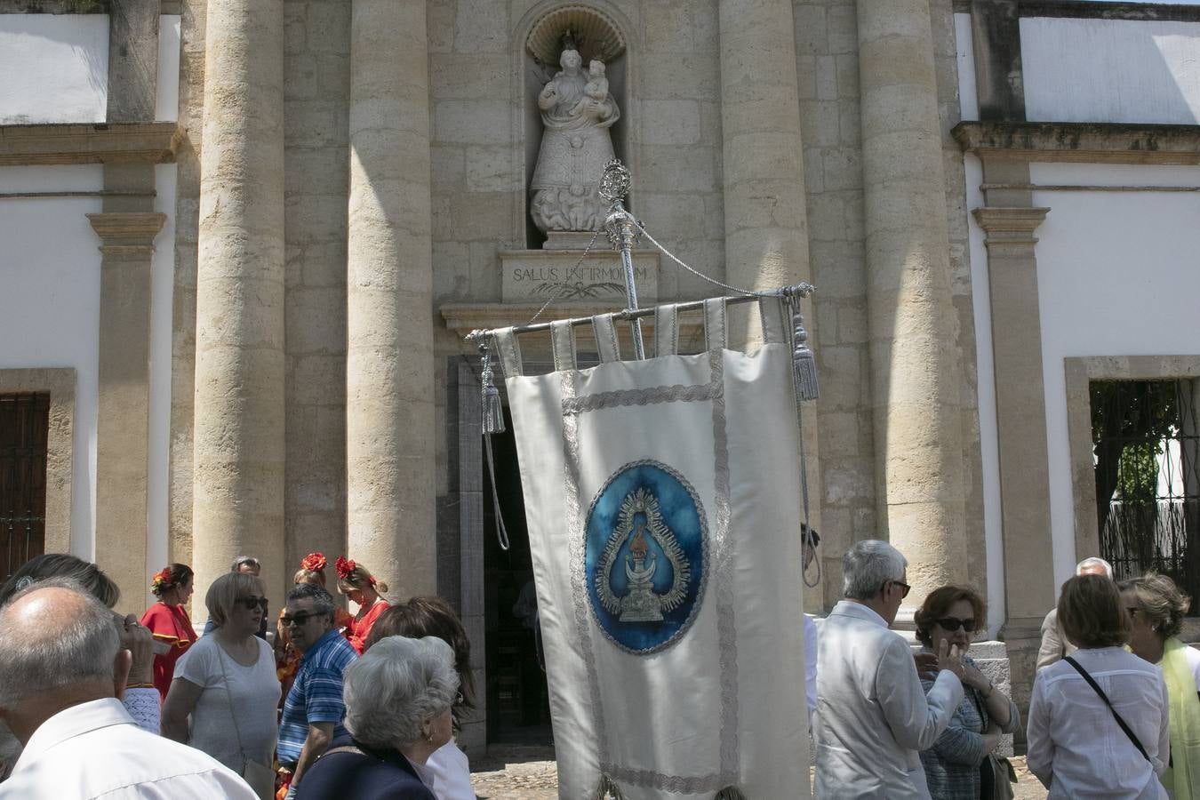 La misa y traslado del estandarte de la Virgen de la Salud de Córdoba, en imágenes