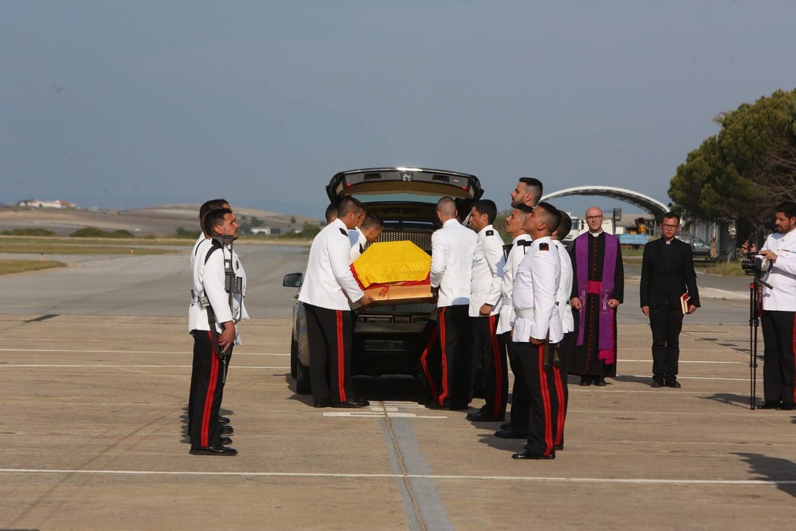 Fotos: Llegada del cuerpo de Antonio Carrero Jiménez a Rota