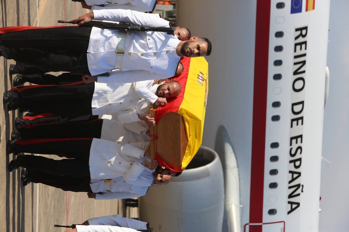 Fotos: Llegada del cuerpo de Antonio Carrero Jiménez a Rota