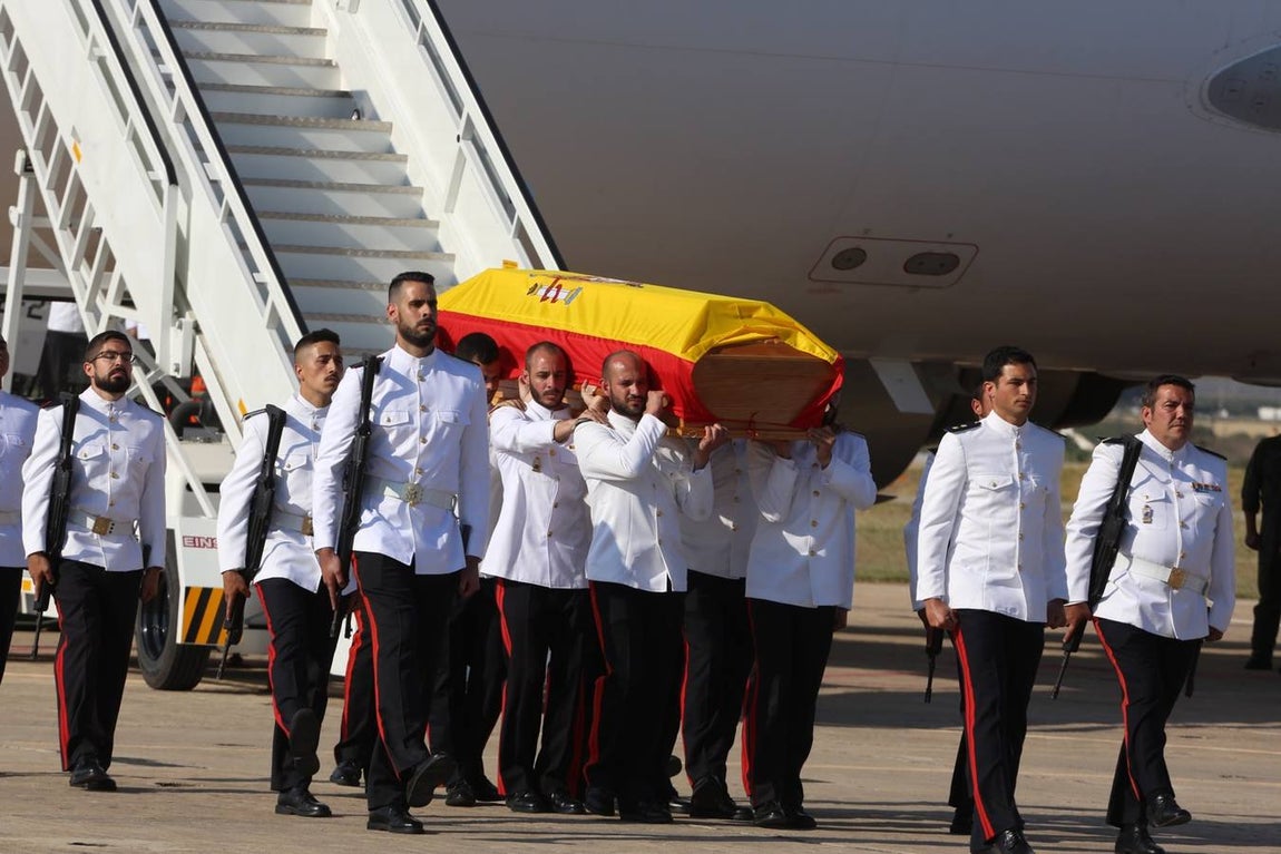 Fotos: Llegada del cuerpo de Antonio Carrero Jiménez a Rota