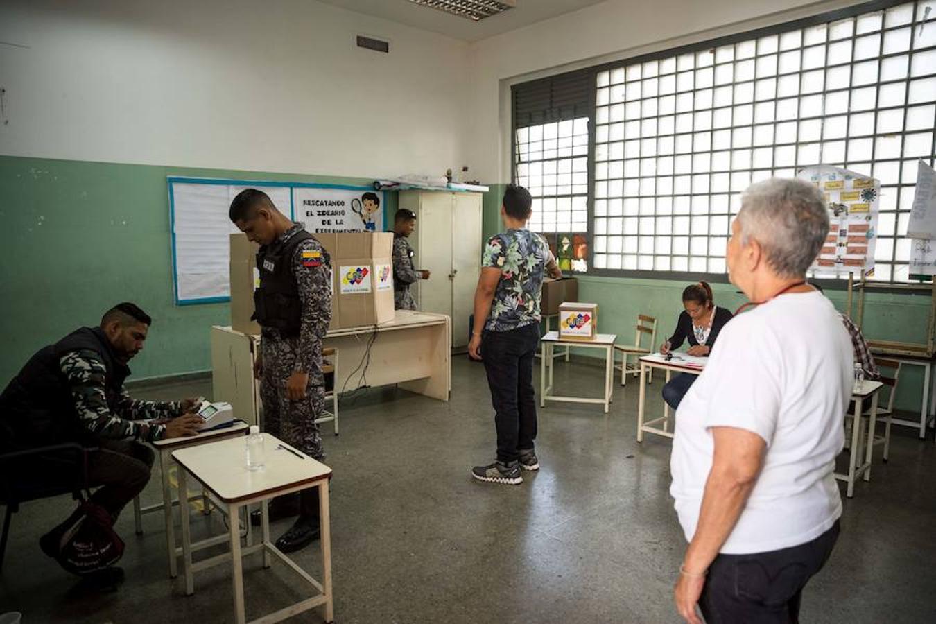 En imágenes: Los colegios electorales vacíos protagonizan la jornada electoral en Venezuela