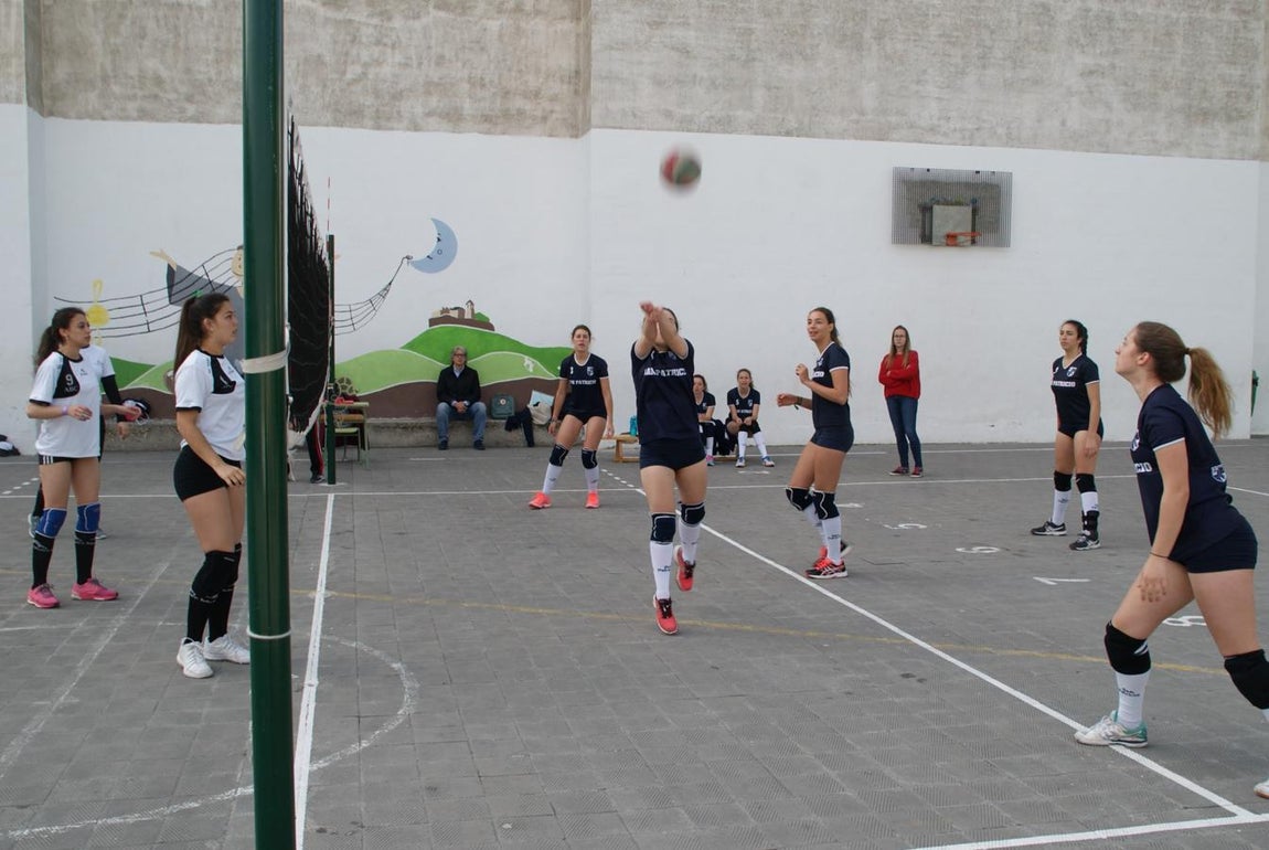 Las mejores imágenes del partido de voleibol juvenil femenino entre Raimundo Lulio y San Patricio Soto
