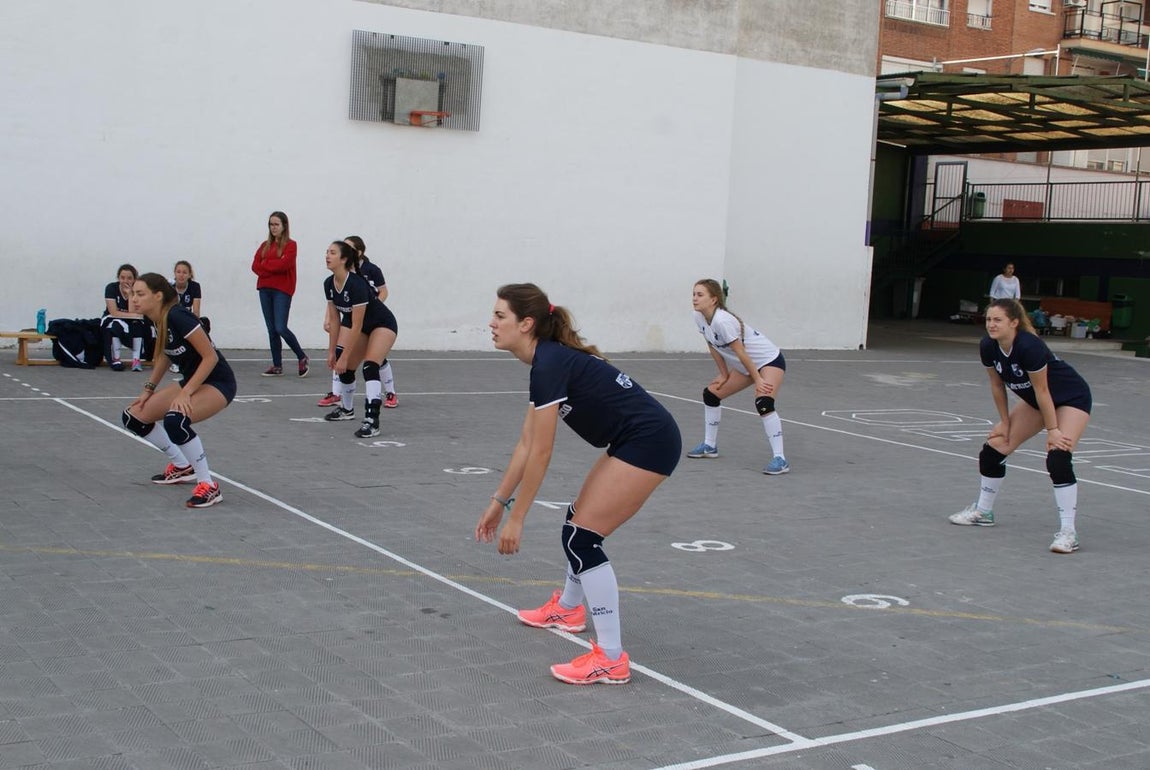 Las mejores imágenes del partido de voleibol juvenil femenino entre Raimundo Lulio y San Patricio Soto