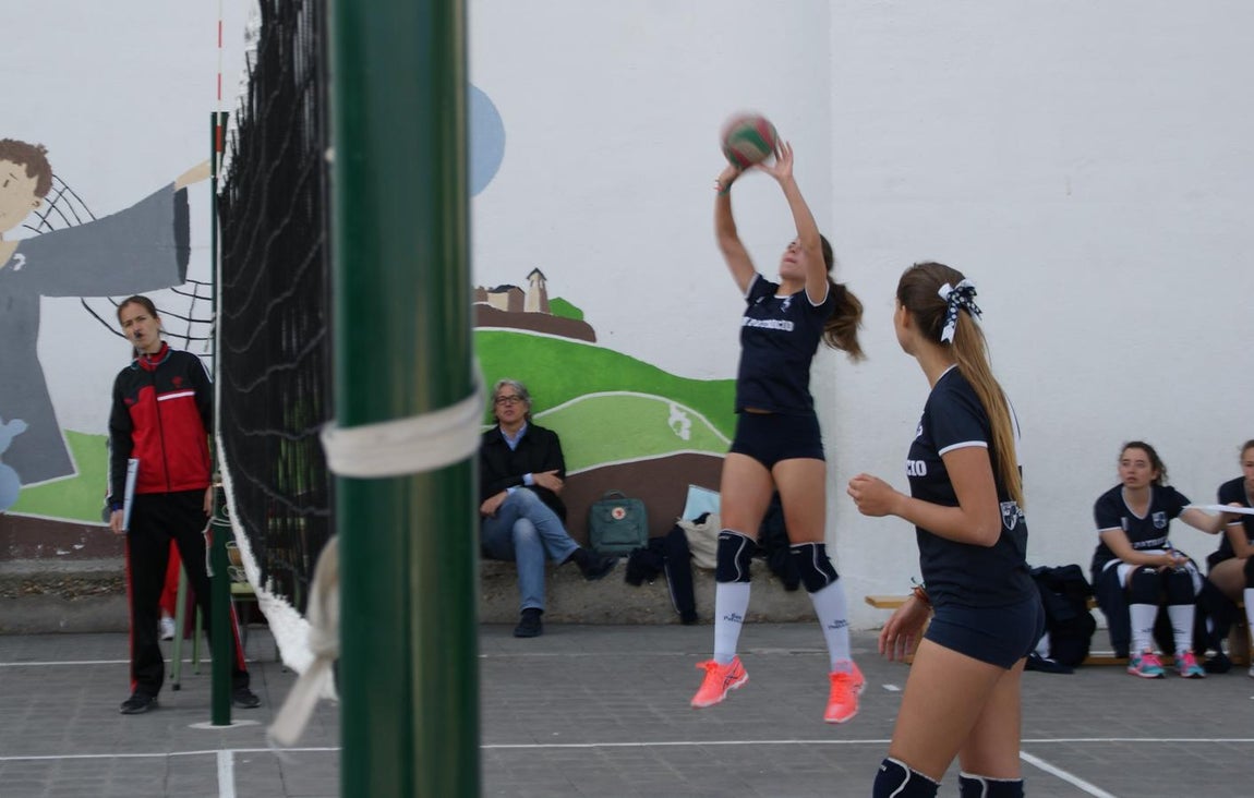 Las mejores imágenes del partido de voleibol juvenil femenino entre Raimundo Lulio y San Patricio Soto