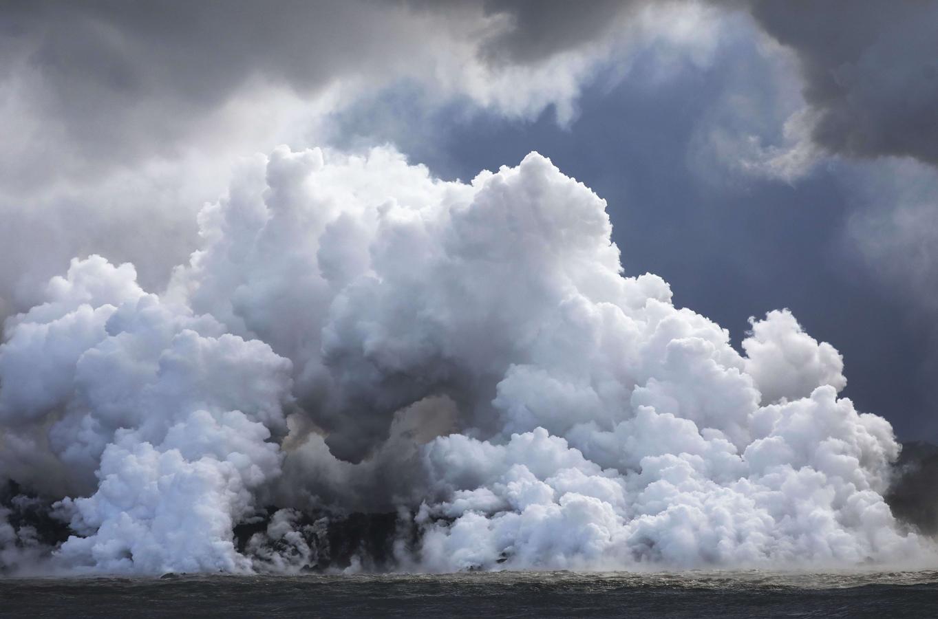 La lava del volcán se transforma en vapor cuando llega al frío océano. 