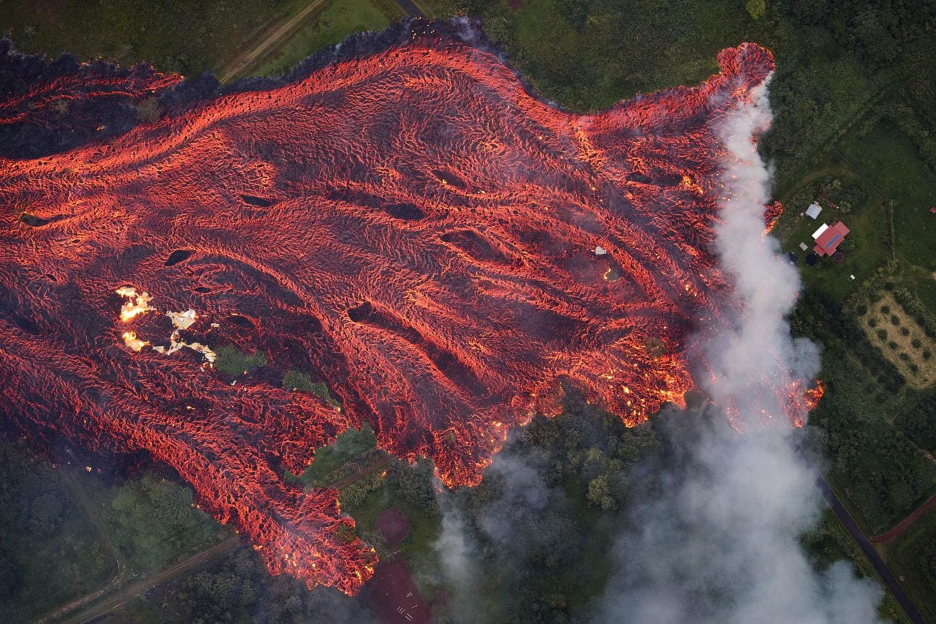 Impresionante imagen tomada desde el aire de cómo se extiende la lava. 